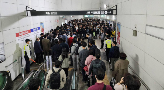 지난 20일 저녁 퇴근 시간대 김포골드라인을 탑승한 원희룡 장관이 본인의 SNS 계정에 올린 플랫폼 모습. 출처 원희룡 페이스북